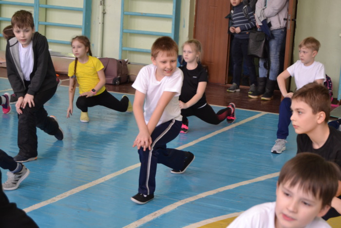 Ученики гимназии 37 Иваново. Дети делают разминку в школе фото. Каникулы в иваново у школьников