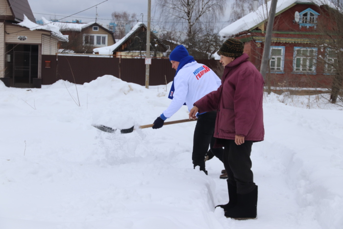 Убирание снега у пожилых людей фото. Волонтеры помогают старикам силуэт убирать снег. Дети убирают снег у пенсионеров. Люди убирают снег деревянный дом. Сосед кидает снег