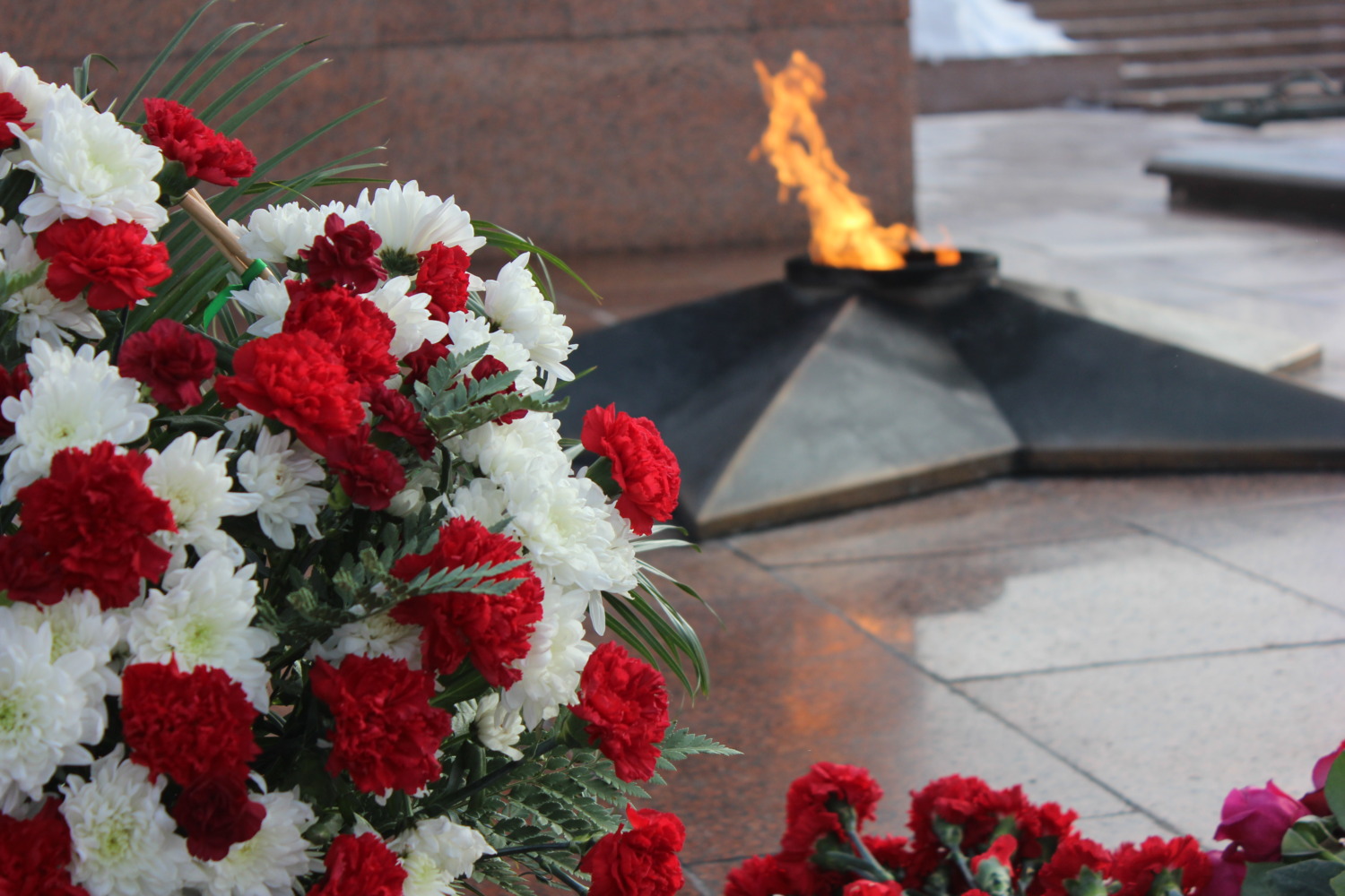 Цветы у памятника Победы