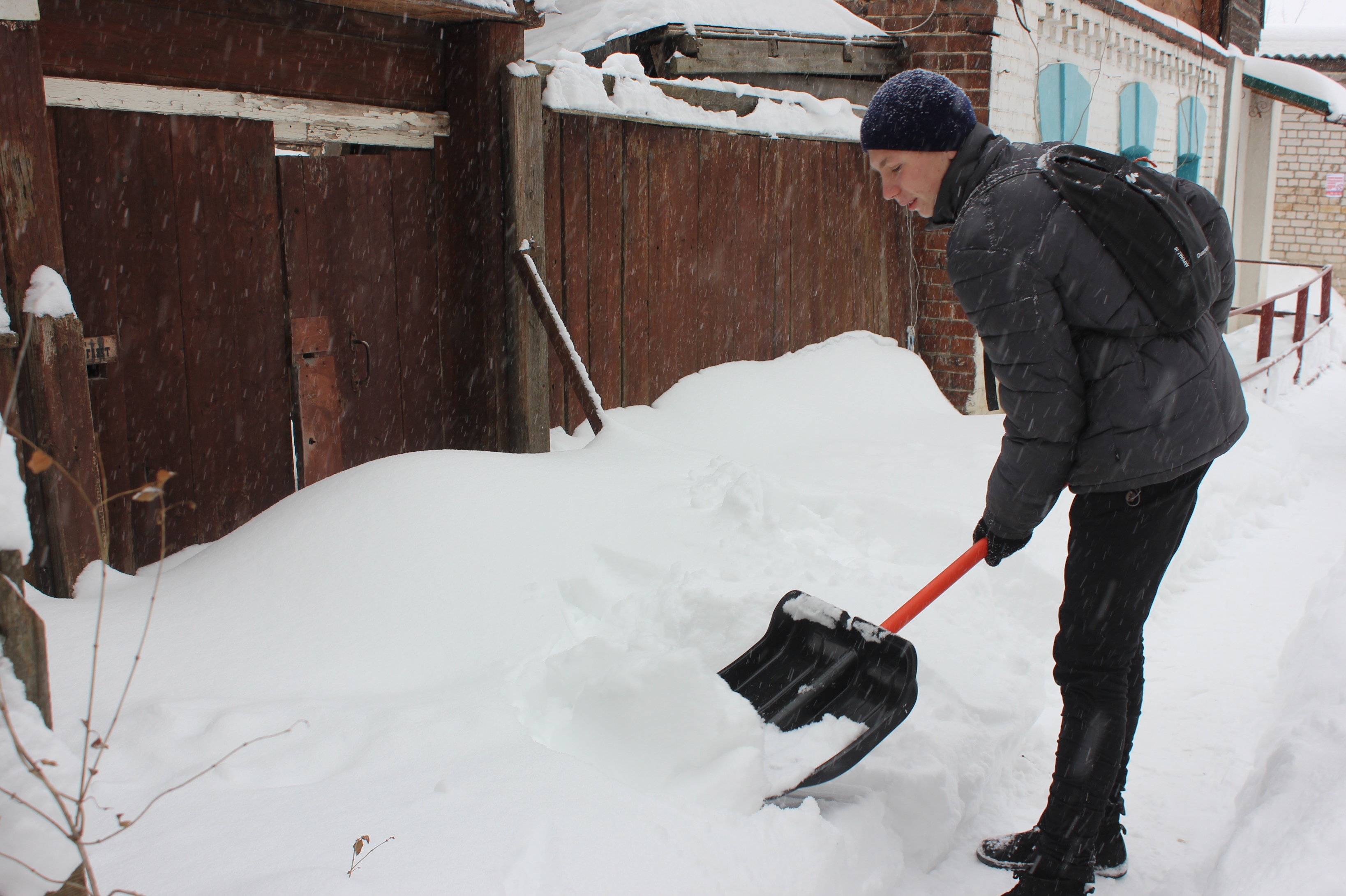 Сосед кидает снег. Очистка прилегающей территории от снега. Очистка придомовой территории от снега в селе. Ковш для снега. Дети расчищают лопатами каток.