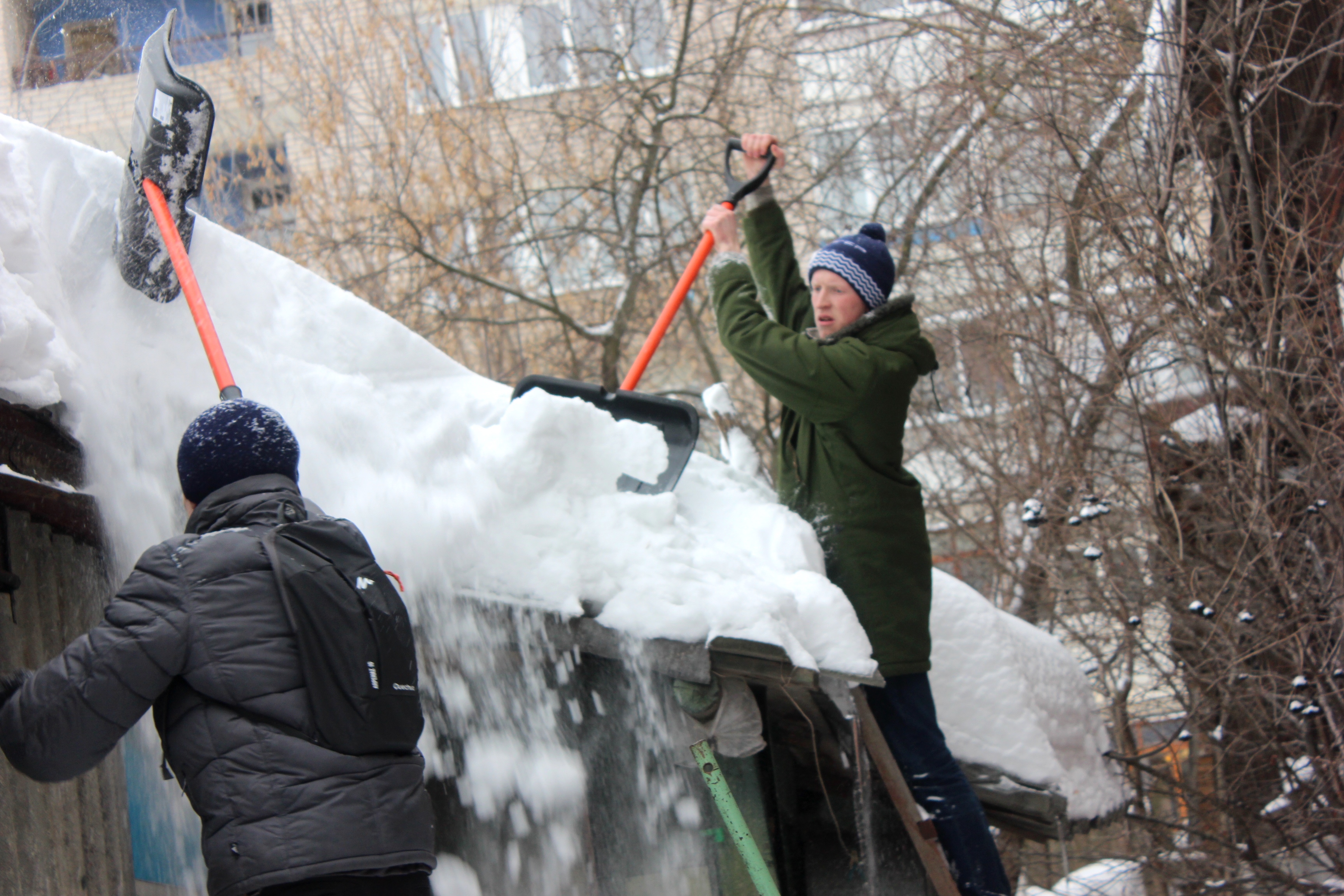 Сосед кидает снег. Волонтеры помогают чистить снег. Снег с придомовой территории пригребают к дому жалоба. Пенсионер убирает снег у частного дома.