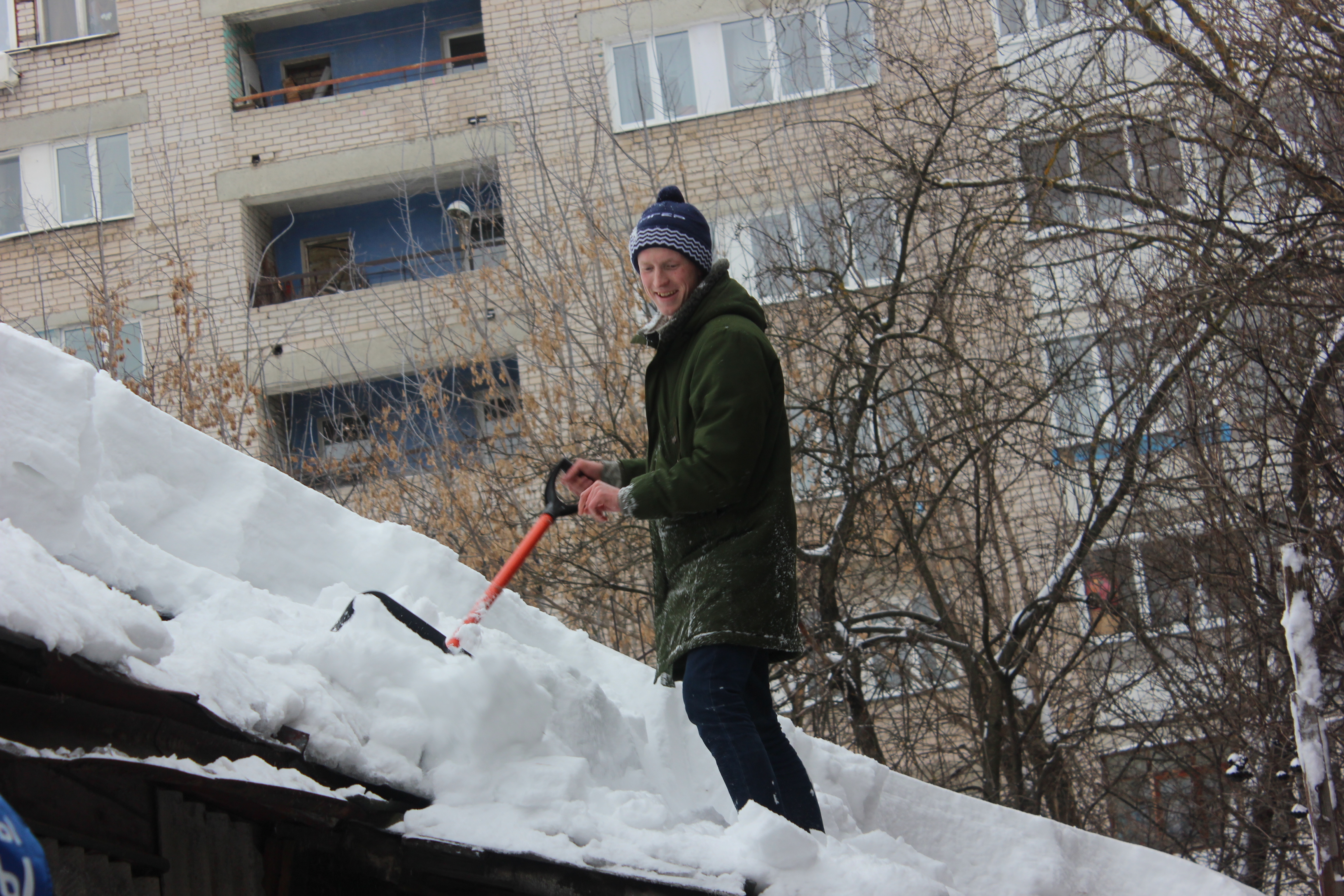 Сосед кидает снег. Освободили от снега и наледи двор. Уборка придомовой территории зимой. Вывоз снега с придомовой территории. Волонтеры помогают пожилым людям очистить двор от снега.