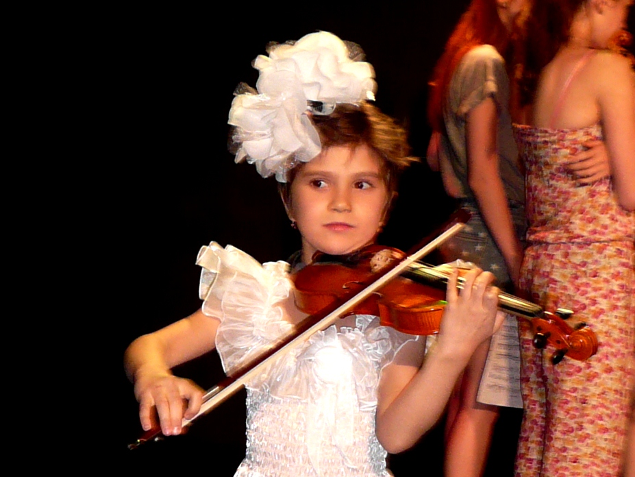 Мастер класс скрипки. Конкурс скрипачей дети. Победитель музыкального конкурса дети. Скрипачка из группы кукольный театр. Кукольный театр группа скрипачка.