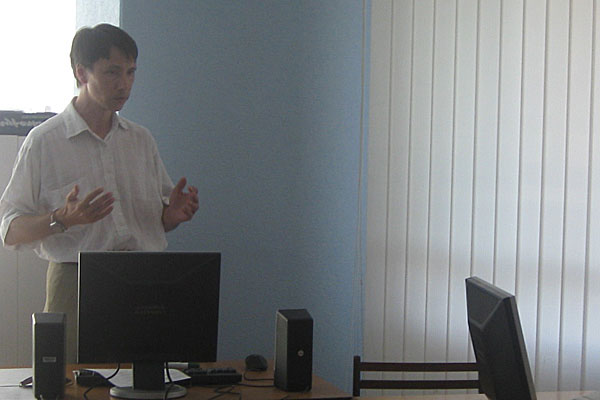 Занятия проводит О. Лапшин - создатель сайта Администрации города Иванова. О сайтостроении он знает все!
